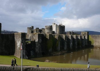 800px-Eastern_part_of_the_moat_and_walls_of_Caerphilly_Castle._-_geograph.org.uk_-_1728737